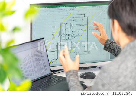 First-class male architect explaining construction schedule, network schedule, construction supervision First-class male architect explaining construction schedule, network schedule, construction supervision 111052843
