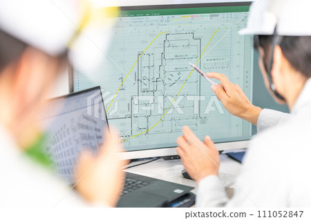Male chief engineer explaining construction schedule, network schedule, construction supervision, helmet, 2 people 111052847