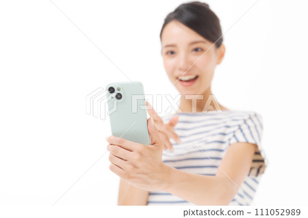 拿著智慧型手機的 30 多歲微笑的女人 111052989