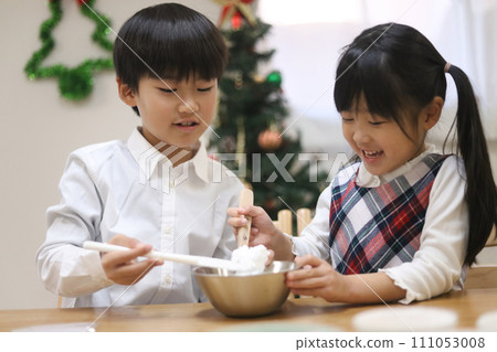 孩子們正在建造一座六角屋 孩子們正在建造一座六角屋 111053008