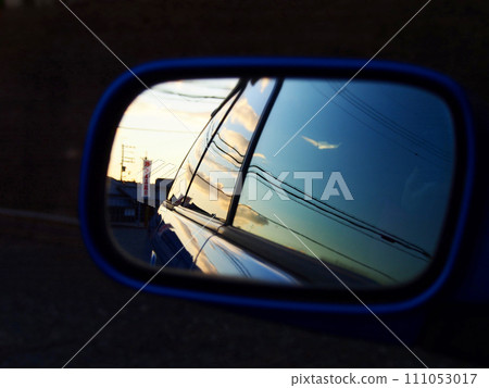夕陽的天空反射在後視鏡上 111053017