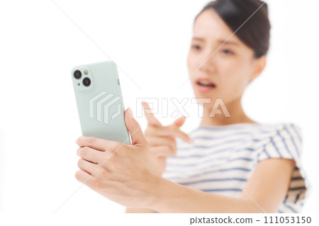 A woman in her 30s with a smartphone 111053150
