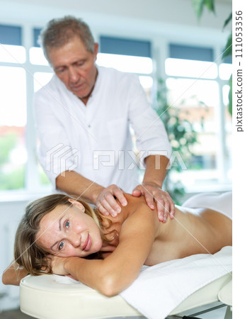 Femail having massage 111053356