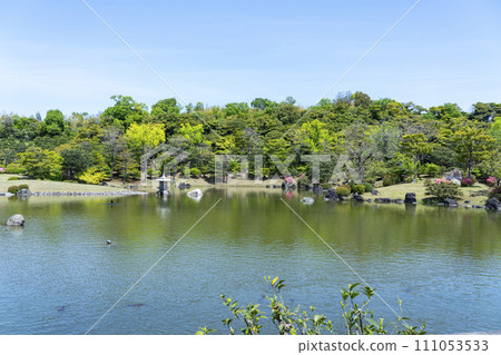 A park with a pond 111053533