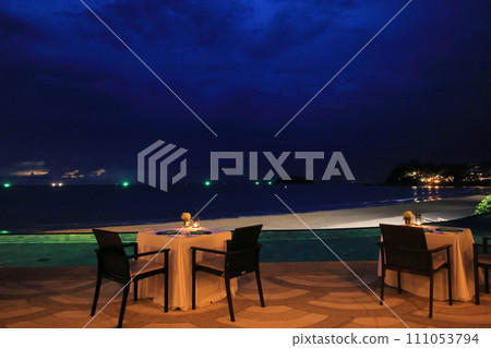 在卡塔諾伊海灘(泰國普吉島)一邊等待晚餐,一邊觀看遠處的閃電 在卡塔諾伊海灘(泰國普吉島)一邊等待晚餐,一邊觀看遠處的閃電 111053794