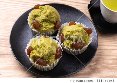 Red kidney bean and matcha steamed bread Red kidney bean and matcha steamed bread 111054461