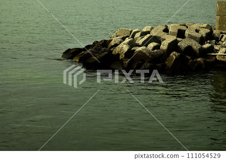 伸入海中的消波塊 111054529