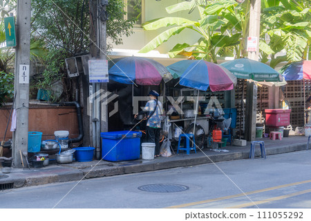Food and coffee time at markets and stalls in Bangkok, Thailand 111055292