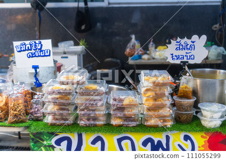 泰國曼谷市場和攤位的食物和咖啡時間 泰國曼谷市場和攤位的食物和咖啡時間 111055299