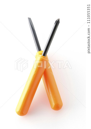A photo of a Phillips screwdriver and a flathead screwdriver on a white background 111055351