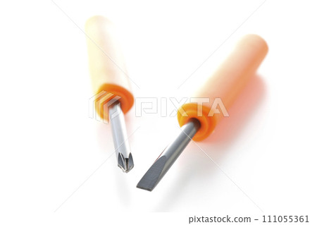 白色背景上的十字螺絲起子和平頭螺絲起子的照片 111055361