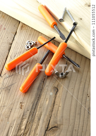 螺絲起子和螺絲和木頭 111055512