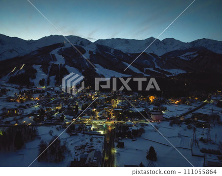 長野縣白馬村白馬村夜景與白馬山脈剪影（無人機空拍） 111055864