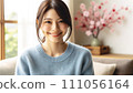 放鬆在屋子裡的婦女 111056164