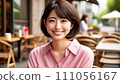 咖啡館裡微笑的年輕女子 111056167