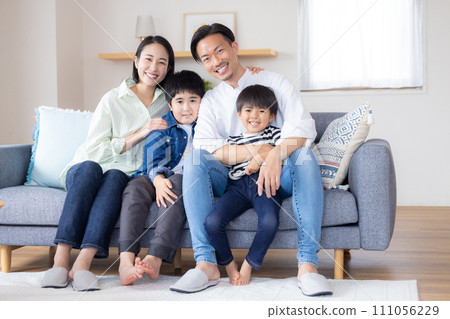 全家福一家人坐在沙發上微笑 全家福一家人坐在沙發上微笑 111056229