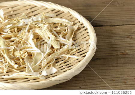 dried radish skin 111056295