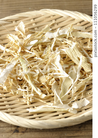 dried radish skin 111056299