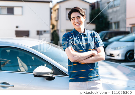 一個擁有自己汽車的年輕人 一個擁有自己汽車的年輕人 111056360