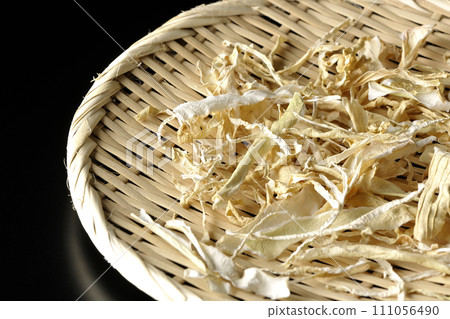 黑色背景下拍攝的乾蘿蔔皮 111056490