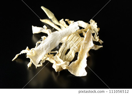 黑色背景下拍攝的乾蘿蔔皮 111056512