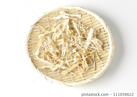 白色背景下拍攝的乾蘿蔔皮 白色背景下拍攝的乾蘿蔔皮 111056622