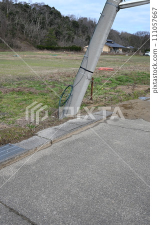 石川縣內田町能登半島地震液化、電線桿下沉 111057667