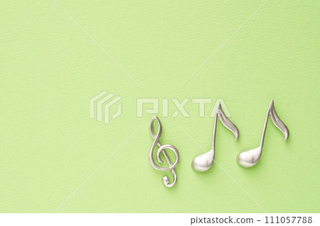 音樂影像：高音譜號和八分音符物件放置在黃綠色紙上 111057788