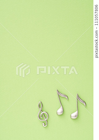 音樂影像：高音譜號和八分音符物件放置在黃綠色紙上 111057806