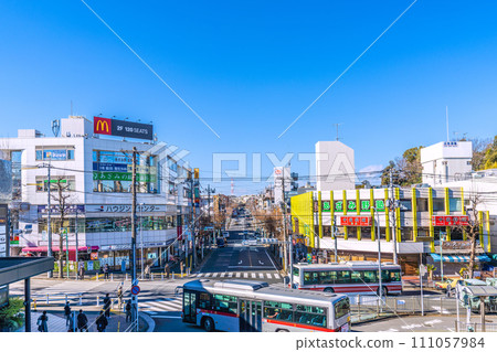 Azamino駐地的看法在橫濱都市風景前面的在日本 Azamino駐地的看法在橫濱都市風景前面的在日本 111057984