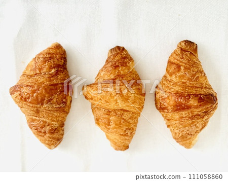Mini croissant 111058860