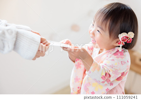 1歲嬰兒收到新年禮物 111059241