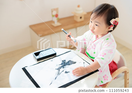 1 year old child beginning calligraphy 111059243
