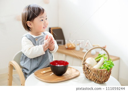 A 1-year-old child eating seven-herb porridge. Fun food education. Five festivals. 111059244