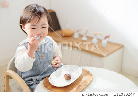 1歲孩子吃栗子，零食掠食 111059247