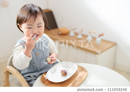 1歲孩子吃栗子，零食掠食 111059248