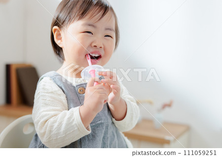 1 歲嬰幼兒有趣練習刷牙，防止喉嚨阻塞 111059251