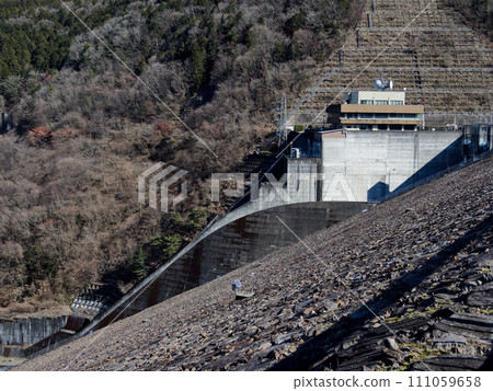 Winter scenery of the rockfill dam and Agigawa dam dam in the Kiso River system 111059658