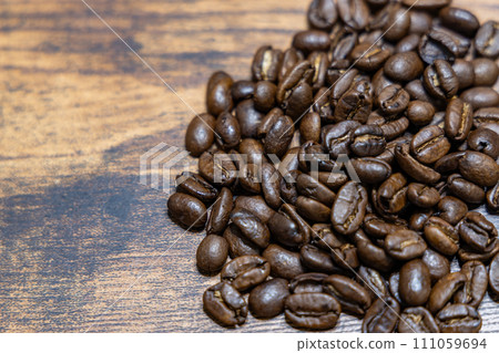 咖啡豆和木桌,留有影印空間 咖啡豆和木桌,留有影印空間 111059694