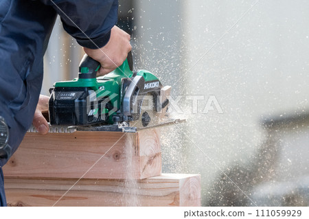 Carpentry work using a circular saw 111059929
