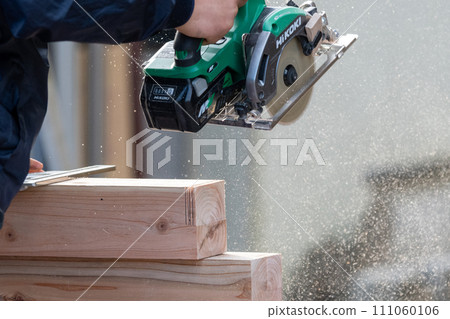 Carpentry work using a circular saw 111060106