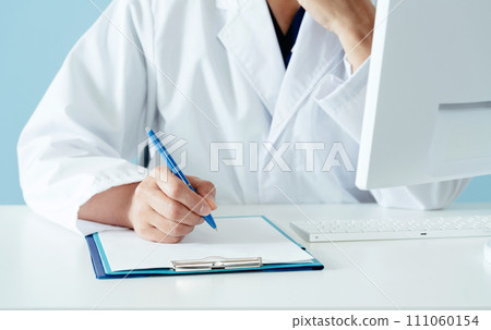 Hand of a male doctor in a white coat 111060154