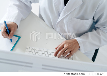 Hand of a male doctor in a white coat 111060323