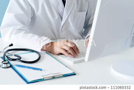一位穿白大褂的男性醫生的手 111060332