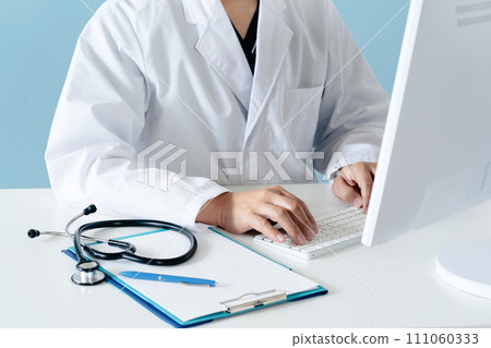 一位穿白大褂的男性醫生的手 111060333