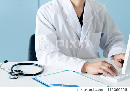 Hand of a male doctor in a white coat 111060336