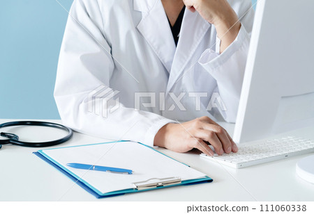 Hand of a male doctor in a white coat 111060338