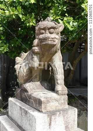 A beckoning guardian dog at Suga Minister Shrine (Kyoto) A beckoning guardian dog at Suga Minister Shrine (Kyoto) 111060701