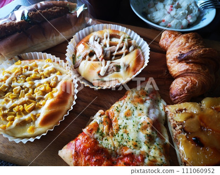 Bakery side dish bread 111060952