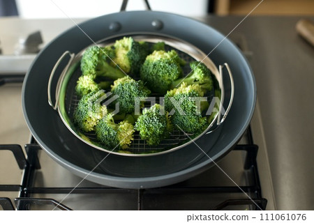 西蘭花放入煎鍋中蒸 111061076